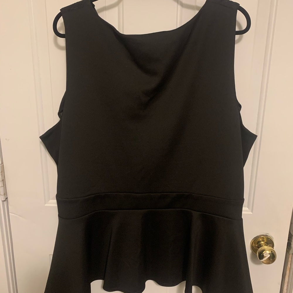 Black Peplum Top w/ Lace Appliqué 4X Additionelle - Picture 7 of 9